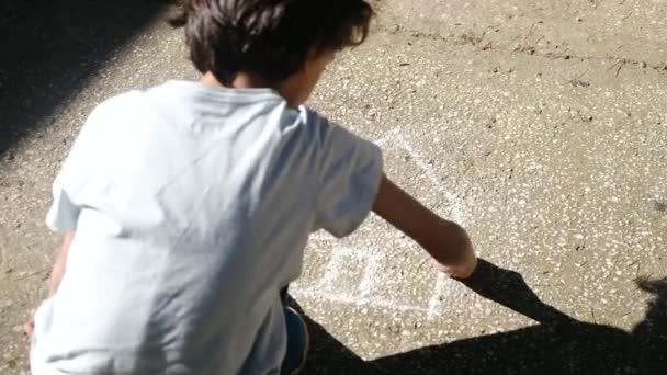 Дитина Малює Тротуарі Крейдою — стокове відео