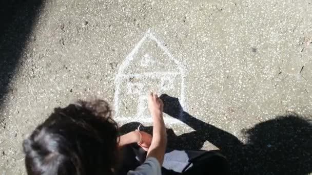 Kleines Kind Zeichnet Mit Kreide Auf Dem Gehweg — Stockvideo