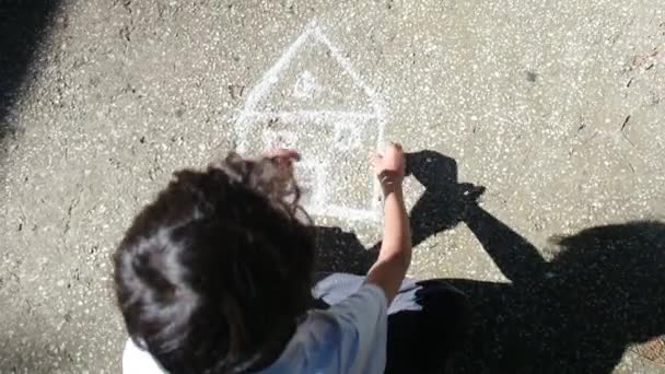 Jovem Criança Desenho Calçada Com Giz — Vídeo de Stock