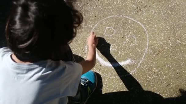 Νεαρό Παιδί Σχέδιο Στο Sidewalk Κιμωλία — Αρχείο Βίντεο