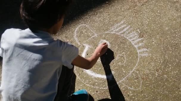 Детский Рисунок Тротуаре Мелом — стоковое видео