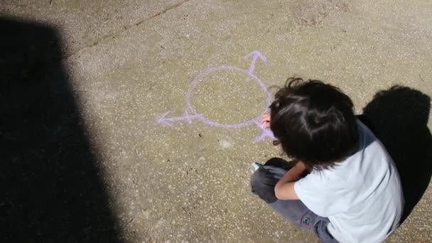 Jeune Enfant Dessinant Sur Trottoir Avec Craie — Video