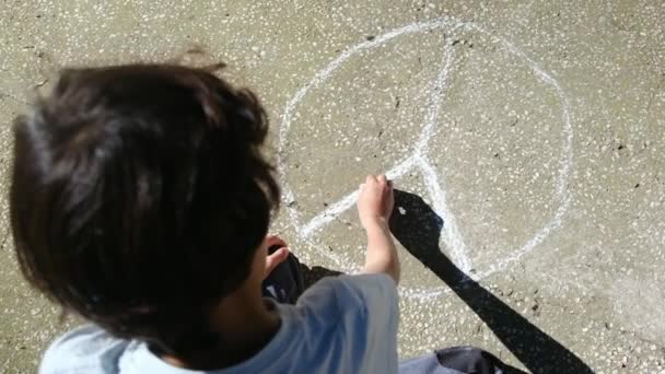 Kleines Kind Zeichnet Mit Kreide Auf Dem Gehweg — Stockvideo