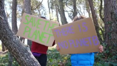 Posteri Kurtarın adlı gezegende gönüllü çocuklar. Forest Park 'ta elinde plastik pankart olmayan bir çocuk eylemci. Gençler Küresel Isınmaya karşı savaşıyor, çöpleri geri dönüştürüyor. Ekoloji çevresel sorunu.