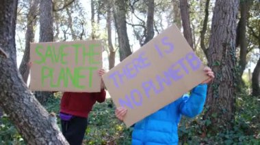 Posteri Kurtarın adlı gezegende gönüllü çocuklar. Forest Park 'ta elinde plastik pankart olmayan bir çocuk eylemci. Gençler Küresel Isınmaya karşı savaşıyor, çöpleri geri dönüştürüyor. Ekoloji çevresel sorunu.