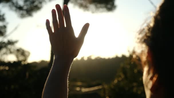 Силует Щасливої Дівчини Мріє Тягне Руку Сонця Релігія Допомагає Руці — стокове відео