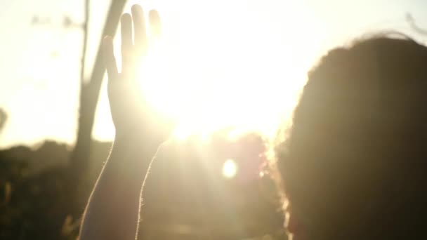 Σιλουέτα Ενός Κοριτσιού Που Ονειρεύεται Τραβάει Χέρι Της Στον Ήλιο — Αρχείο Βίντεο