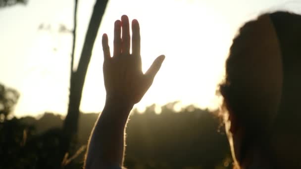 Silhuetten Lycklig Drömmande Flicka Drar Handen Mot Solen Religionen Hjälper — Stockvideo