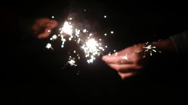 Blitz Wunderkerze Auf Dem Schwarzen Hintergrund Wunderkerzen Konzept Bengalische Lichter — Stockvideo