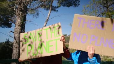 Posteri Kurtarın adlı gezegende gönüllü çocuklar. Forest Park 'ta elinde plastik pankart olmayan bir çocuk eylemci. Gençler Küresel Isınmaya karşı savaşıyor, çöpleri geri dönüştürüyor. Ekoloji çevresel sorunu.