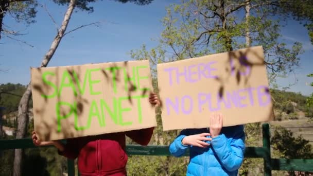 Niños Voluntarios Con Cartel Planet Niño Activista Infantil Sin Pancarta — Vídeos de Stock