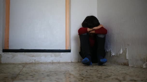 Kekerasan Dalam Rumah Tangga Anak Kecil Dengan Memar Dan Lecet — Stok Video