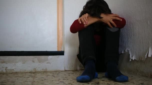 Aile Içi Şiddet Yüzünde Morluklar Sıyrıklar Olan Küçük Çocuk Köşede — Stok video