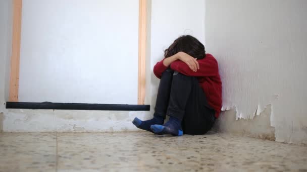 Домашнее Насилие Маленький Мальчик Синяками Ссадинами Аутистическими Лице Наказан Углу — стоковое видео
