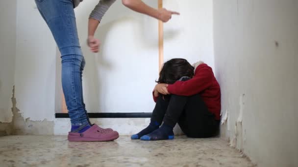 Våld Hemmet Liten Pojke Med Blåmärken Och Skrubbsår Autistisk Ansiktet — Stockvideo