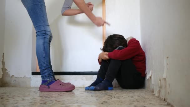 Домашнє Насильство Маленький Хлопчик Синцями Стираннями Аутистичний Обличчі Покараний Кутку — стокове відео