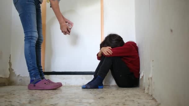 Häusliche Gewalt Kleiner Junge Mit Blauen Flecken Und Abschürfungen Autist — Stockvideo