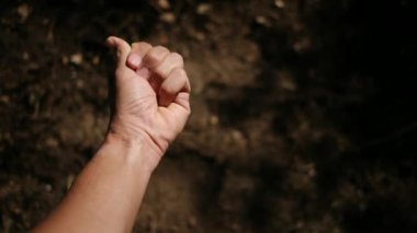 İnsanoğlunun elindeki pirinç, açlık kavramları ve yoksulluk kavramları. Açlık sebebi olarak çatışma. Dünya açlık sorunu, gıda ve atık kıtlığı, iklim değişikliği, kuraklık, mahsul yetersizliği