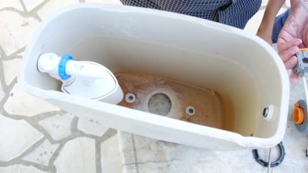 Close Vista Homem Reparar Sujo Tanque Banheiro Enferrujado Livre — Vídeo de Stock