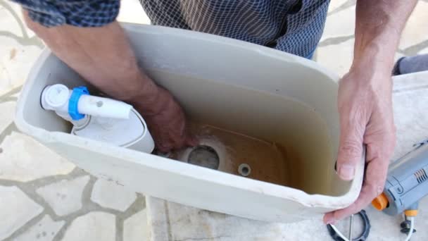 Närbild Människan Reparera Smutsiga Rostiga Toalett Tank Utomhus — Stockvideo