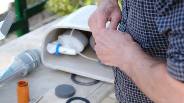 Kirli Paslı Tuvalet Tankını Tamir Eden Adamın Yakın Görüntüsü — Stok video