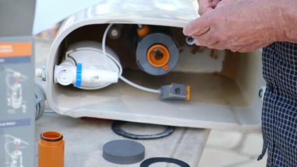 Vista Cerca Hombre Reparación Sucio Tanque Inodoro Oxidado Aire Libre — Vídeos de Stock