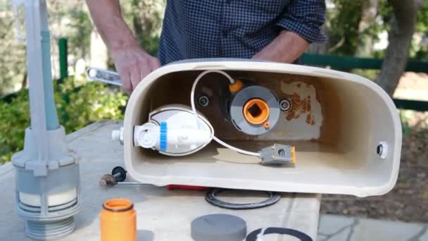 Närbild Människan Reparera Smutsiga Rostiga Toalett Tank Utomhus — Stockvideo