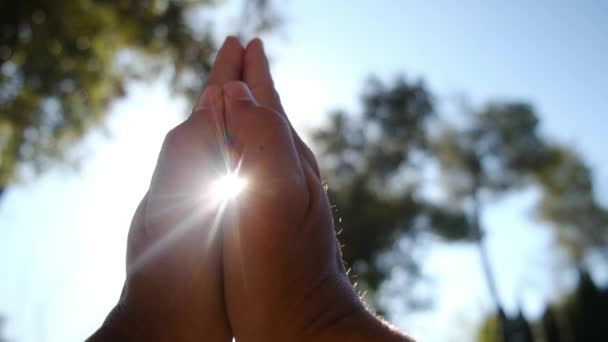 Силует Щасливої Дівчини Мріє Тягне Руки Сонце Релігія Допомагає Руці — стокове відео