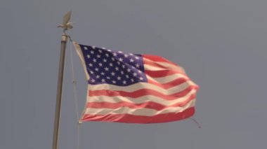 Amerikan Bayrak Dalgalanan Yavaş Hareket. Büyük Amerikan Bayrağı dalgaları. Amerikan bayrağı ağır çekimde. Ulusal Amerikan Kutlaması - İşçi Bayramı, Bağımsızlık Günü, Bayrak Günü, Anma Günü, Gaziler, Vatanseverler, Başkan Günü