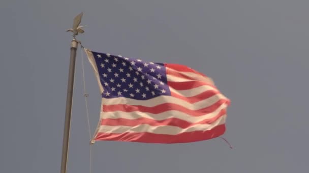 アメリカン フラッグ ウェーブ スローモーション 大きなアメリカ国旗が掲揚される アメリカの国旗スローモーション アメリカ国民の祝典 労働者の日 独立の日 旗の日 — ストック動画