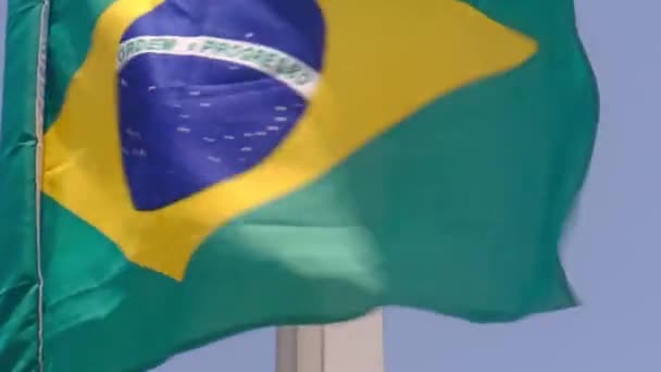 ブラジルの国旗の詳細なクローズアップは 晴れた日に風に振っています 民主主義と政治 南アメリカの国 選択的フォーカス シームレスなスローモーション — ストック動画