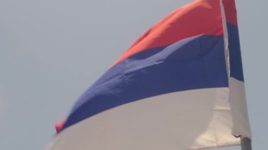 Rüzgarda dalgalanan bayrak, yaklaş