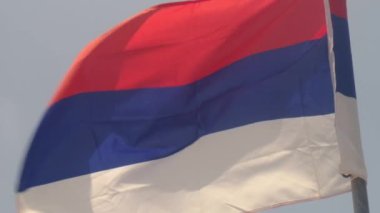 Rüzgarda dalgalanan bayrak, yaklaş