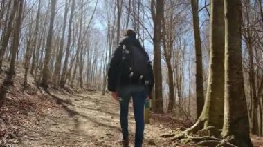 Kadın, doğa özgürlüğü, kırsal yürüyüş macerası ve sürdürülebilir seyahat için dağda yürüyüş ve sırt çantasıyla geziyor. Dağda tek başına gezen bir kadın gezgin ve sağlık tatili kaçamağı.