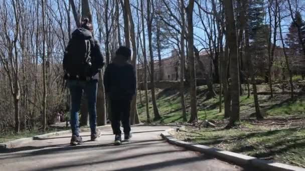 Mère Avec Son Fils Marchant Dans Parc Par Une Journée — Video