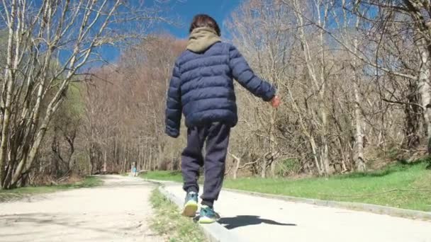 Chlapec Kráčí Podél Obrubníku Udržuje Rovnováhu — Stock video