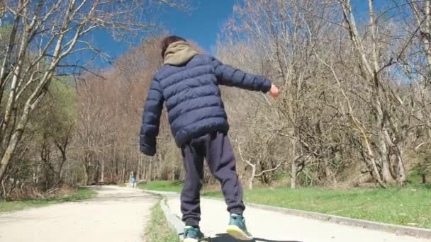 Çocuk Kaldırımda Yürüyor Dengesini Koruyor — Stok video