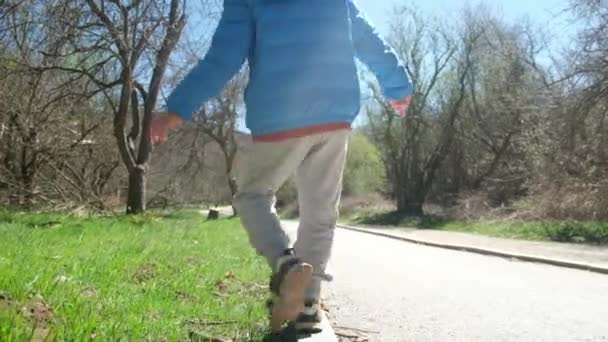 Хлопчик Йде Уздовж Бордюру Тримає Рівновагу — стокове відео
