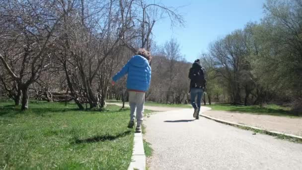 Madre Con Hijo Caminando Por Parque Día Soleado — Vídeos de Stock