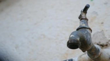 Lavabonun musluğundan bir damla su yavaş çekimde, musluğun yakınına düşer. Su yok, iklim değişikliği yok..