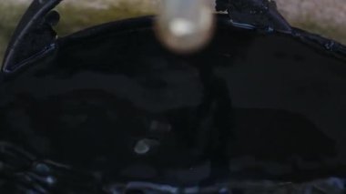 Lavabonun musluğundan bir damla su yavaş çekimde, musluğun yakınına düşer. Su yok, iklim değişikliği yok..