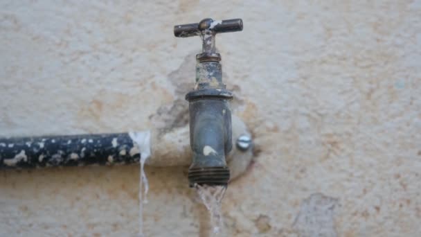 Close Drop Water Falls Sink Faucet Slow Motion Close Faucet — Stock Video