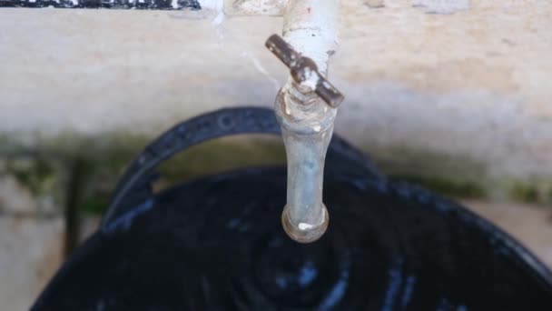 Close Drop Water Falls Sink Faucet Slow Motion Close Faucet — Stock Video