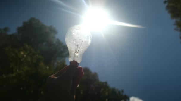 Güneş Enerjisi Sürdürülebilirliği Kavramında Bir Kişinin Silueti Tarafından Tutulan Elektrik — Stok video