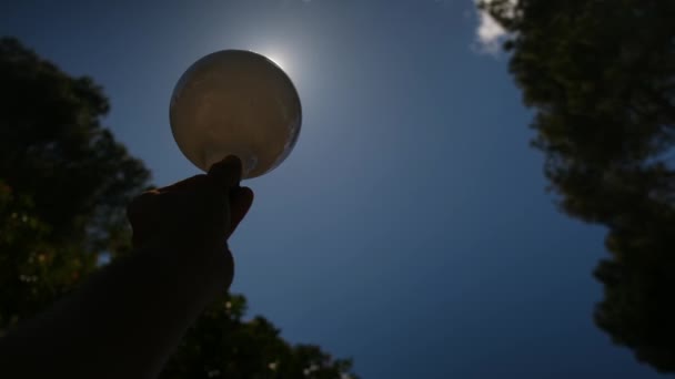 Elektrische Gloeilamp Handen Van Een Persoon Silhouet Zon Concept Zonne — Stockvideo