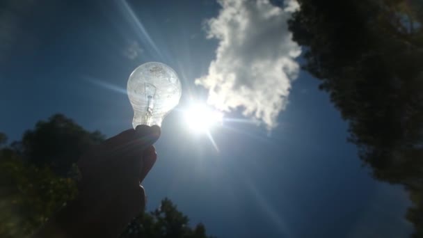 Lâmpada Elétrica Realizada Pela Silhueta Mão Uma Pessoa Conceito Sol — Vídeo de Stock