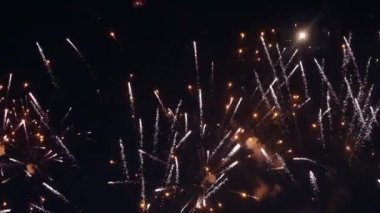 Gece gökyüzünde bokeh ışıkları olan havai fişekler. Gece gökyüzünde çok renkli havai fişekler. Parlak havai fişek gösterisi. Güzel renkli bir gece. Yeni yıl arifesi parlayan havai fişekler