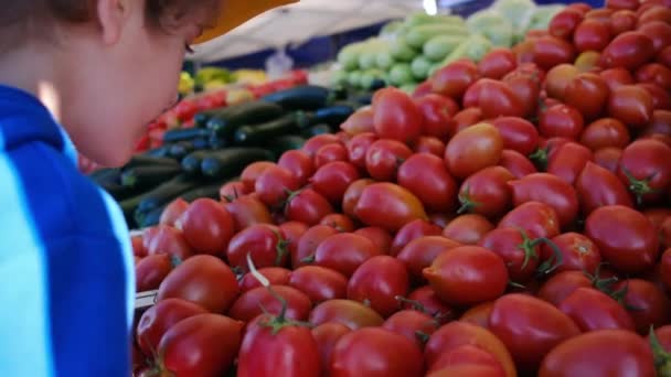 Frisches Bio Gemüse Und Kräuter Auf Dem Bauernmarkt Farbenfrohes Rohgemüse — Stockvideo