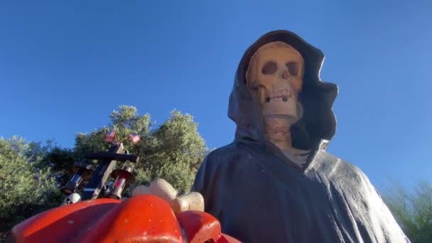 Wystrój Halloween Ogród Świeżym Powietrzu Straszny Szkielet Przerażające Dekoracje Czaszki — Wideo stockowe