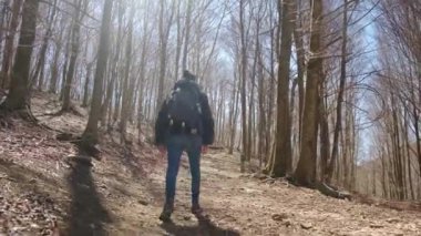 Kadın, doğa özgürlüğü, kırsal yürüyüş macerası ve sürdürülebilir seyahat için dağda yürüyüş ve sırt çantasıyla geziyor. Dağda tek başına gezen bir kadın gezgin ve sağlık tatili kaçamağı.